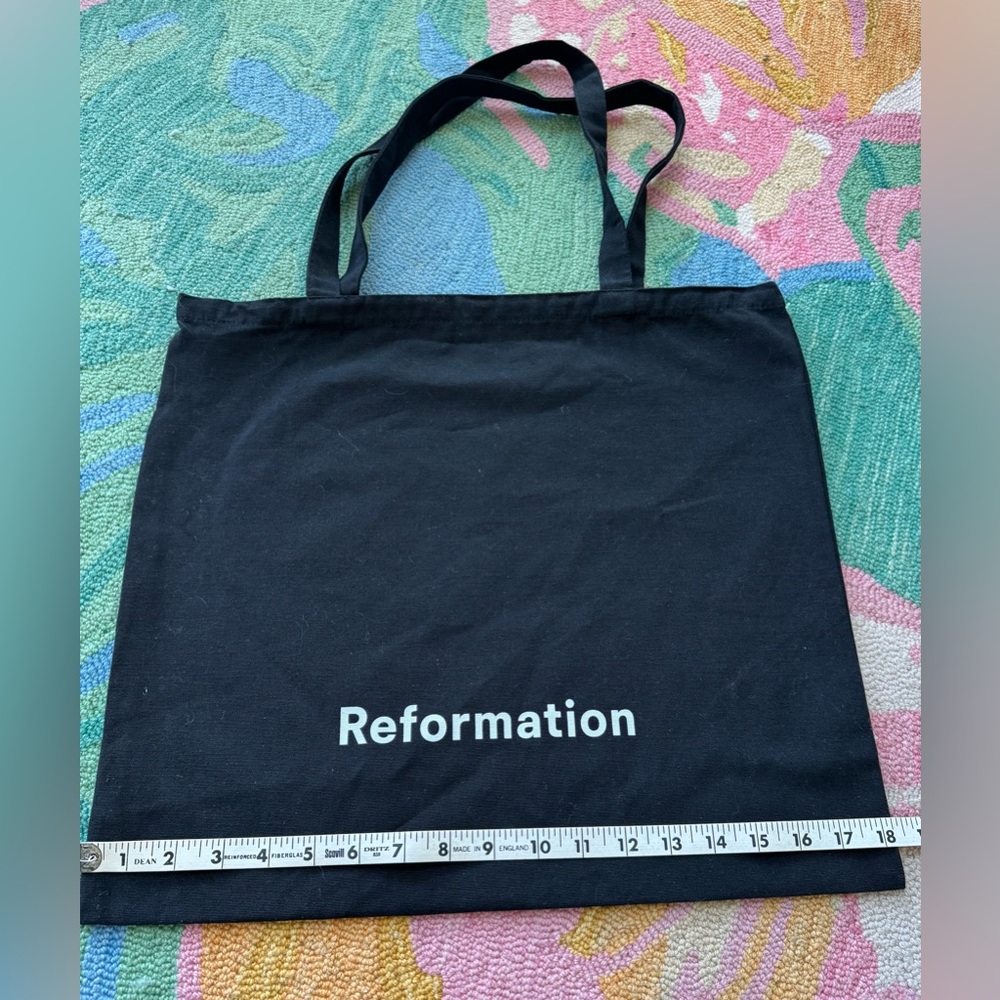 2 Reformation cotton shoppers tote
Gives effortless style vibes all day long. - Picture 5 of 9